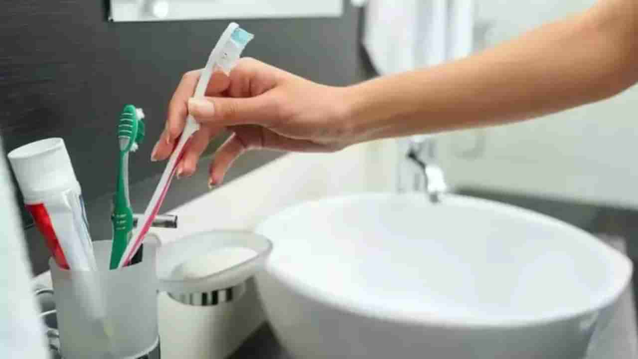 టూత్ బ్రష్ విషయంలో పొరపాటున కూడా ఈ తప్పులు చేయకండి..! లేకుంటే అంతే సంగతులు..!