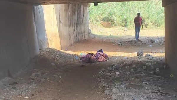 Andhra News: రగ్గులో చుట్టి కల్వర్టు కింద పడేశారు.. అనుమానం వచ్చి ఏంటోనని వెళ్లి చూడగా..