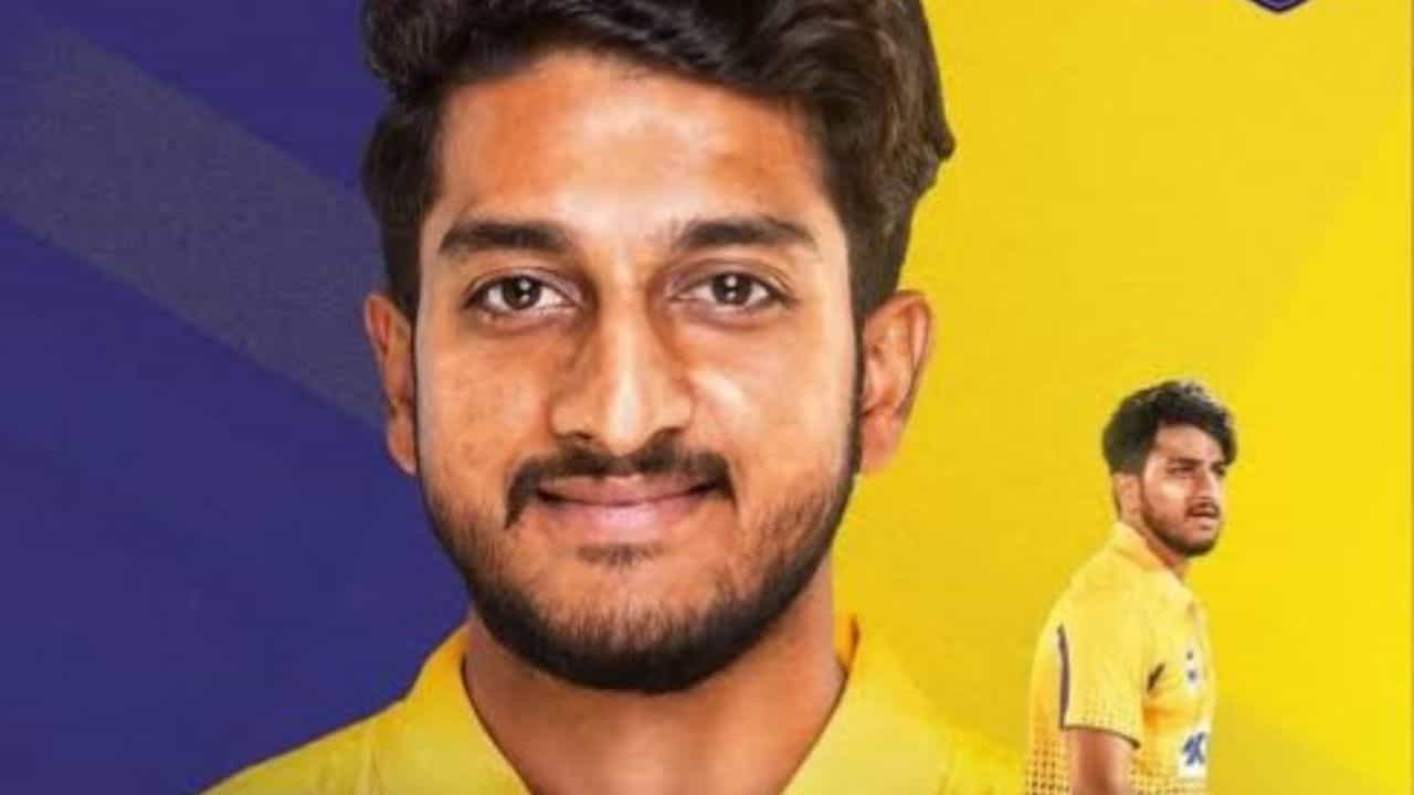 ఐదుసార్లు ఛాంపియన్గా నిలిచిన ముంబై జట్టు ఈ 25 ఏళ్ల యువకుడిని రూ. 30 లక్షల బేస్ ప్రైస్కు ఒప్పందం కుదుర్చుకుంది.