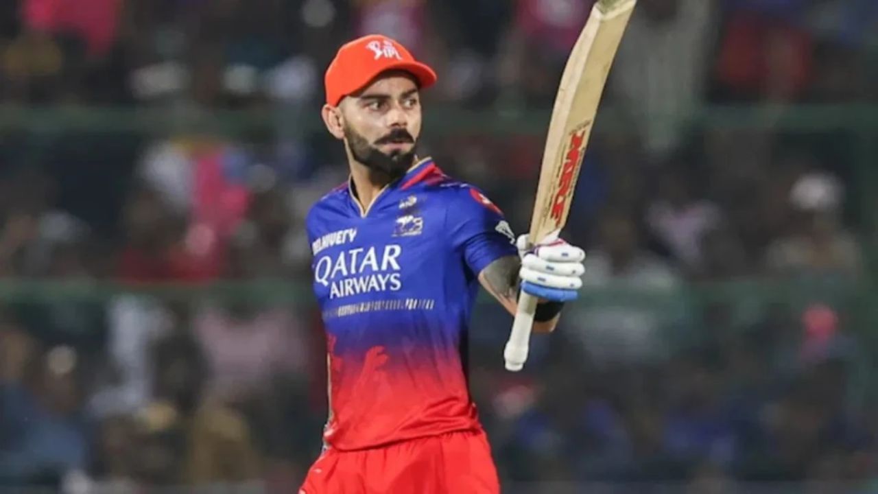 మార్చి 28, శుక్రవారం నాడు, చెన్నై వర్సెస్ బెంగళూరు ఐపీఎల్ 2025లో భాగంగా 8వ మ్యాచ్లో ఒకదానికొకటి తలపడ్డాయి. ఈ మ్యాచ్ చెన్నై హోమ్ గ్రౌండ్ చేపాక్ స్టేడియంలో జరిగింది. ఈ మ్యాచ్లో బెంగళూరు మొదట బ్యాటింగ్కు దిగింది. మరోసారి ఫిల్ సాల్ట్ ఆ జట్టుకు తుఫాను ఆరంభాన్ని ఇచ్చాడు. అయితే, ఈసారి విరాట్ కోహ్లీ పరుగులు సాధించడానికి చాలా కష్టపడాల్సి వచ్చింది. అతను మొదటి మ్యాచ్ లాగా పూర్తిగా లయలో కనిపించలేదు.
