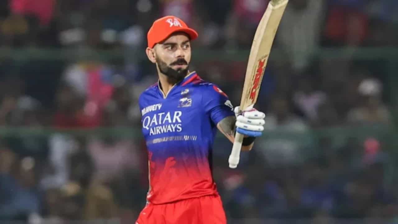 మార్చి 28, శుక్రవారం నాడు, చెన్నై వర్సెస్ బెంగళూరు ఐపీఎల్ 2025లో భాగంగా 8వ మ్యాచ్లో ఒకదానికొకటి తలపడ్డాయి. ఈ మ్యాచ్ చెన్నై హోమ్ గ్రౌండ్ చేపాక్ స్టేడియంలో జరిగింది. ఈ మ్యాచ్లో బెంగళూరు మొదట బ్యాటింగ్కు దిగింది. మరోసారి ఫిల్ సాల్ట్ ఆ జట్టుకు తుఫాను ఆరంభాన్ని ఇచ్చాడు. అయితే, ఈసారి విరాట్ కోహ్లీ పరుగులు సాధించడానికి చాలా కష్టపడాల్సి వచ్చింది. అతను మొదటి మ్యాచ్ లాగా పూర్తిగా లయలో కనిపించలేదు.