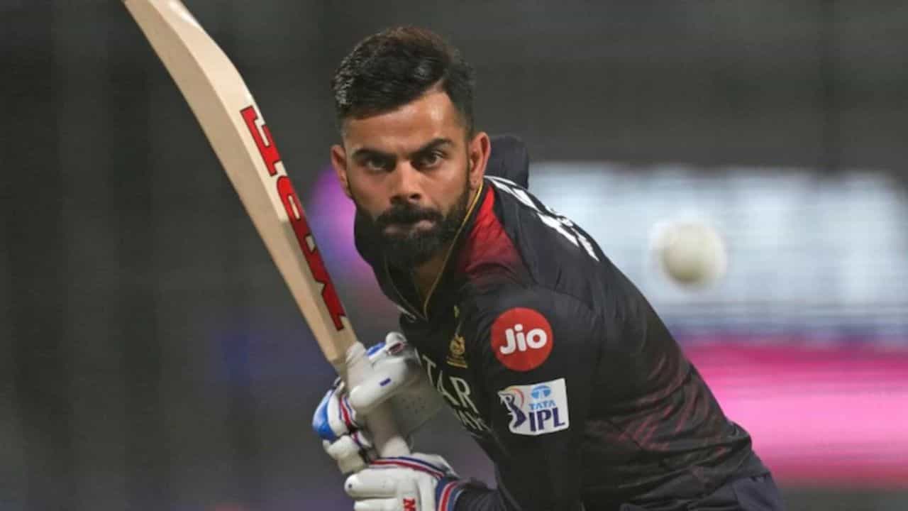 Virat Kohli has Most Runs Against CSK: అంతర్జాతీయ క్రికెట్ అయినా, ఇండియన్ ప్రీమియర్ లీగ్ అయినా, పరుగులు సాధించే విషయానికి వస్తే, విరాట్ కోహ్లీ ఏ అవకాశాన్ని వదులుకోడు. ఇప్పటికే ఎన్నో పెద్ద రికార్డులు తన పేరిట నమోదు చేసుకున్న కోహ్లీ.. ఇప్పుడు ఐపీఎల్లో కూడా ప్రతి మ్యాచ్తో ఏదో ఒక విజయాన్ని సాధిస్తున్నాడు. ఇది IPL 2025 మొదటి మ్యాచ్లో జరిగింది. రెండవ మ్యాచ్లో కూడా కోహ్లీ ఒక ప్రత్యేక రికార్డును సృష్టించాడు. చెన్నై సూపర్ కింగ్స్తో జరిగిన మ్యాచ్లో కోహ్లీ బ్యాట్ బాగా రాణించలేదు. కానీ, ఈ ఫ్రాంచైజీపై అత్యధిక పరుగులు చేసిన ఆటగాడిగా నిలిచాడు.