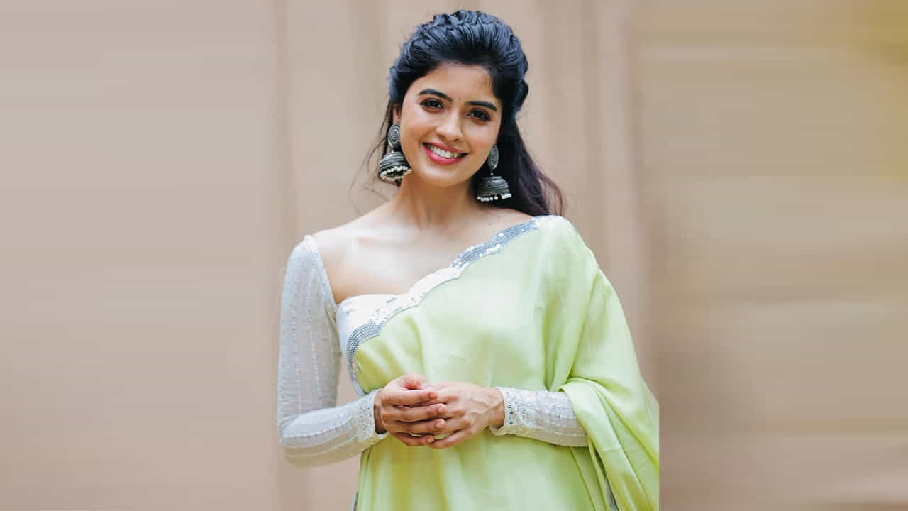 14 మే 1994న తమిళనాడులోని చెన్నైలో తమిళ కుటుంబంలో జన్మించింది అందాల తార అమృత అయ్యర్. కర్ణాటకలోని బెంగళూరులో పెరిగింది. ఆమె సెయింట్ జోసెఫ్ కాలేజ్ ఆఫ్ కామర్స్ నుండి బ్యాచిలర్ ఆఫ్ కామర్స్ డిగ్రీని పూర్తి చేసింది. ఆ తర్వాత మోడల్గా మారి తమిళం, తెలుగు భాషల్లో నటిగా తన కెరీర్ను కొనసాగించింది.