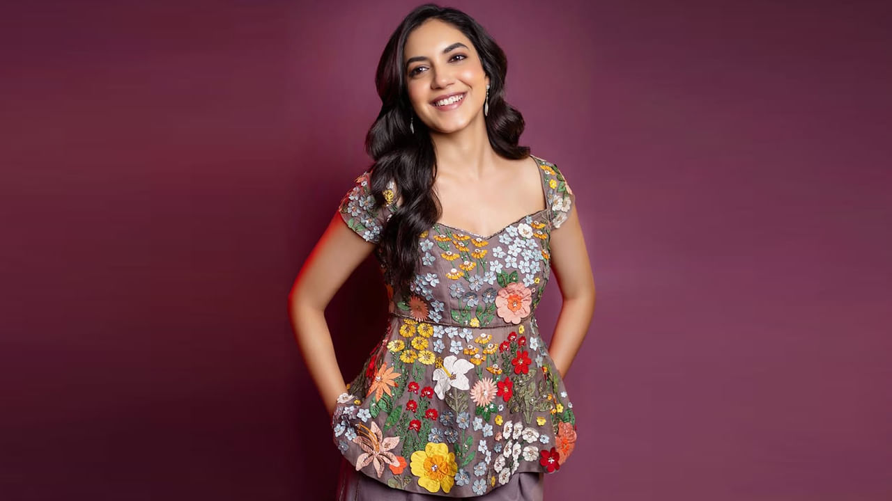 ఆమె మొదటి చిత్రం బాద్షా, ఇందులో ఆమె పింకీ అనే సహాయక పాత్రను పోషించింది. తర్వాత ప్రేమ ఇష్క్ కాదల్‌లో ఆమె శ్రీ విష్ణు సరసన కాస్ట్యూమ్ డిజైనర్ పాత్రను పోషించింది. ఆ తరువాత నా రాకుమారుడు ఎవడే సుబ్రమణ్యంలో కనిపించింది.