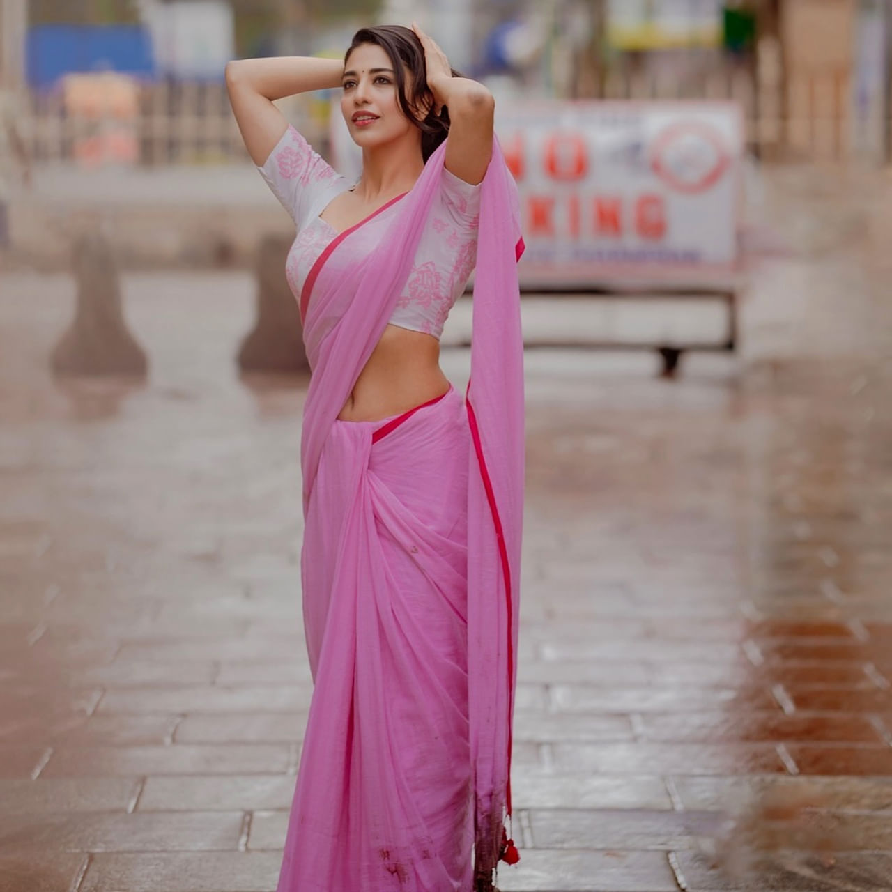 'హోరా హోరి` చిత్రంతో ఎంట్రీ ఇచ్చింది ముంబై బ్యూటీ దక్షా నగార్కర్. ఆ తర్వాత హుషారు సినిమా సక్సెస్ తో యూత్ లో మంచి క్రేజ్ సొంతం చేసుకుంది. ఆ వెంటనే జాంబీ రెడ్డి సినిమాలో హీరోయిన్ గా చేసి మంచి గుర్తింపు తెచ్చుకుంది. ఈ సినిమా తన గ్లామర్ తో కట్టిపడేసింది.