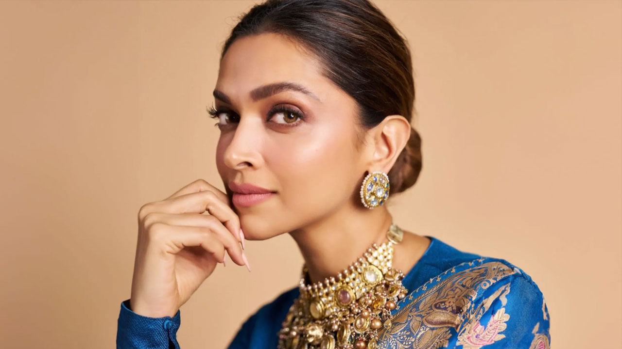 ఎప్పుడూ సోషల్ మీడియాలో యాక్టివ్‌గా ఉండే దీపికా పదుకొనే తాజాగా ఫ్యాషన్ ఐకానిక్‌గా మారుతోంది. సరికొత్త డిజైన్స్‌తో తన అందాలతో గ్లామర్ ట్రీట్ ఇస్తుంది ఈ బ్యూటీ. తల్లైనా తగ్గేదే లేదంటూ, వన్నె తగ్గని అందంతో కుర్రకారును మాయ చేస్తుంది.