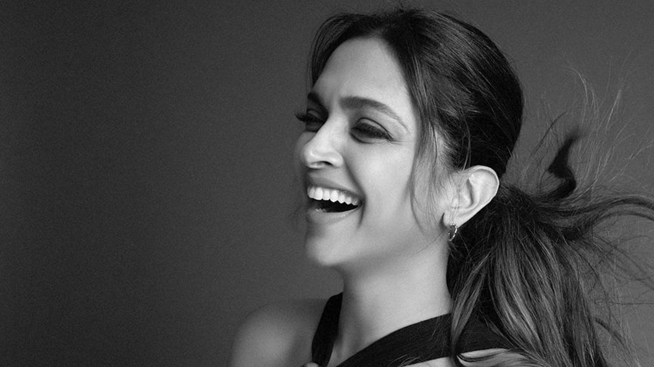 ఇవి చూసిన నెటిజన్స్ ఎండాకాలంలో ఎడారిలో ఏంటీ నీ అల్లరి అంటూ కామెంట్స్ చేస్తున్నారు. మరికొందరు బ్యూటిఫుల్ అంటూ తమ అభిప్రయాలను పంచుకుంటున్నారు.