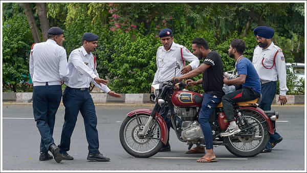 Traffic Rules: అక్కడి వాహనదారులకు వార్నింగ్.. ఈ తప్పులు చేస్తే ఏకంగా డ్రైవింగ్ లైసెన్స్ రద్దు!
