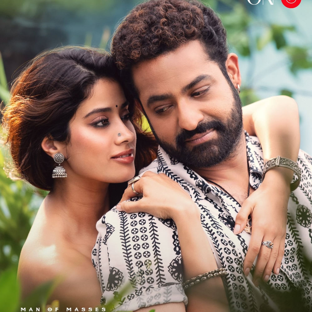 అందుకే ఏడాదికి ఒకటి.. కుదిర్తే రెండూ అనే పద్దతిలో అలా వెళ్లిపోతున్నారు. ప్రస్తుతం వార్ 2 సెట్స్లో బిజీగా ఉన్నారు ఎన్టీఆర్. ముంబైలోని యశ్రాజ్ స్టూడియోస్లో ఓ క్రేజీ సాంగ్ను హృతిక్, తారక్పై చిత్రీకరిస్తున్నారు దర్శకుడు అయన్ ముఖర్జీ.