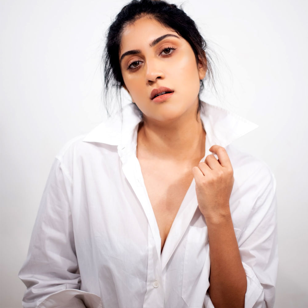 సీత‌మ్మ వాకిట్లో సిరిమ‌ల్లె చెట్టు, సాఫ్ట్‌వేర్ సుధీర్ వంటి చిత్రాల‌తో తెలుగు ప్రేక్ష‌కులను ఆక‌ట్టుకుందీ ముందుగుమ్మ‌. న‌ట‌న‌, అందంతో ఆక‌ట్టుకుంటూ మంచి గుర్తింపు సంపాదించుకుంటుంది. వ‌రుస అవ‌కాశాల‌ను సొంతం చేసుకుంటూ దూసుకెళుతోంది.