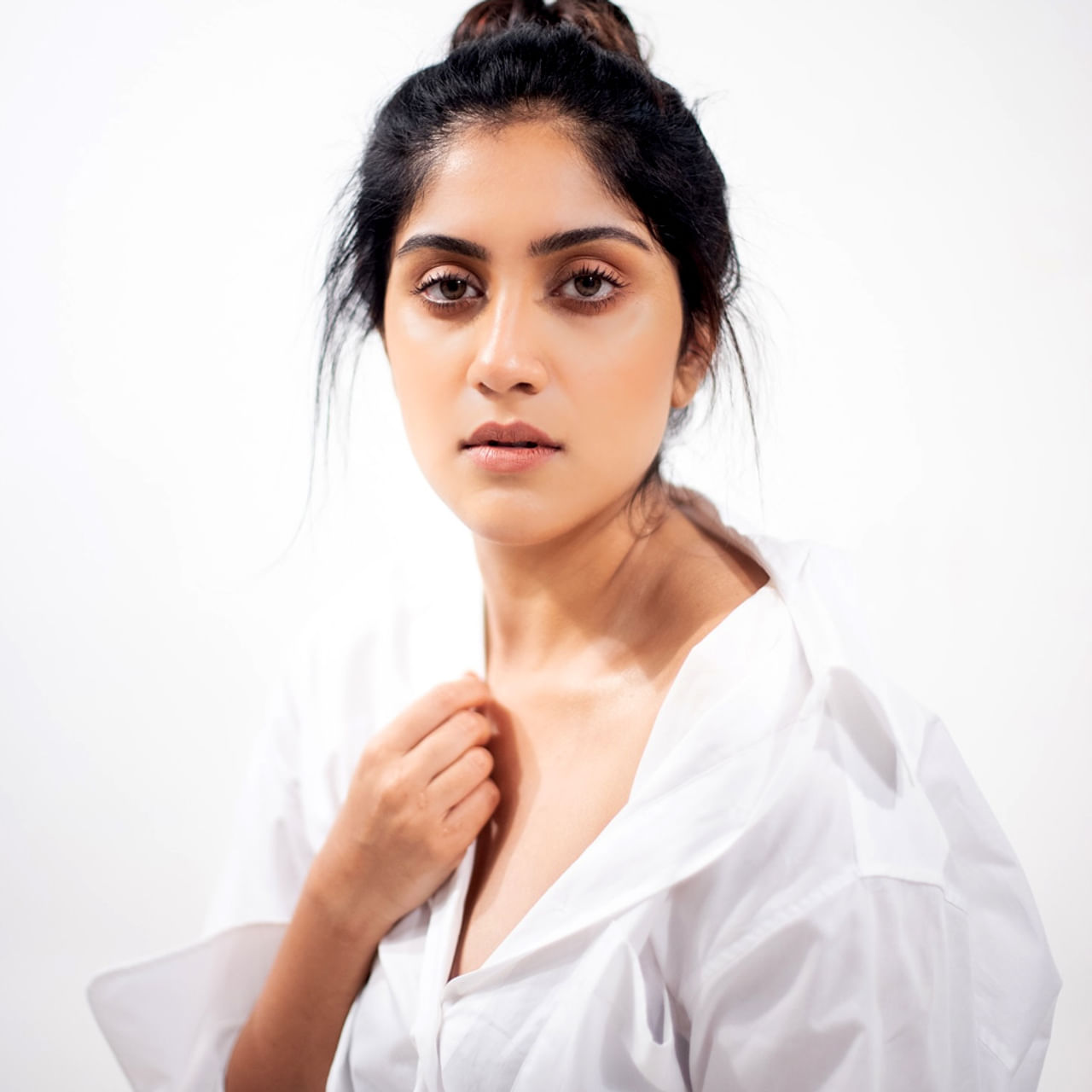 ధన్య బాలకృష్ణ.. తెలుగు ప్రేక్షకులకు సుపరిచితమే.. టాలీవుడ్, కోలీవుడ్ ఇండస్ట్రీల్లో ఎన్నో చిత్రాల్లో సహాయ నటిగా కనిపించింది. చాలా కాలంగా తెలుగులో కనిపించలేదు. ఇప్పుడు మరోసారి తెలుగులో సినిమా చేసి మెప్పించనుంది.