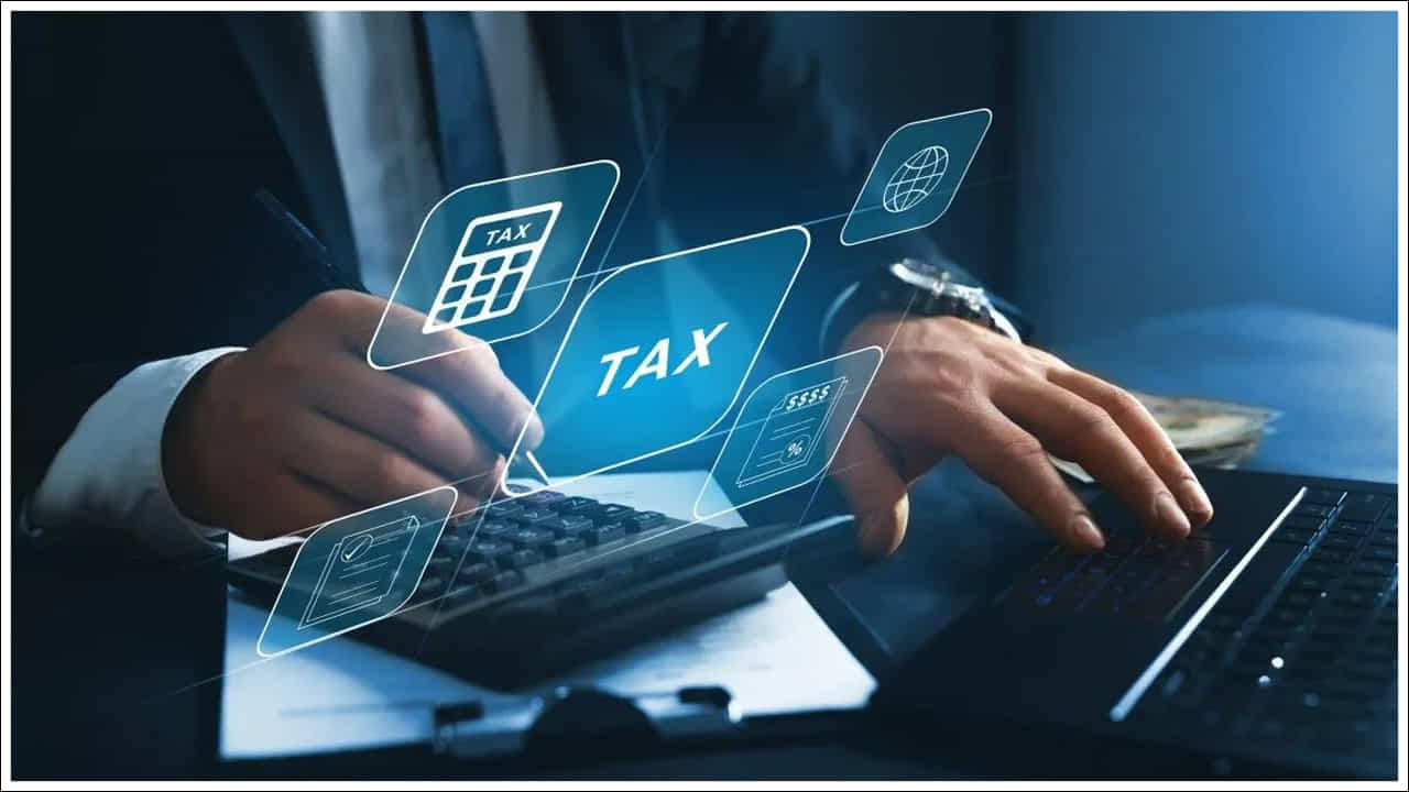 ఆర్థిక బిల్లు-2025కు 59 సవరణల కింద ఏప్రిల్ 1 నుండి ఆన్లైన్ ప్రకటనలపై డిజిటల్ పన్నును రద్దు చేయాలని మోడీ ప్రభుత్వం సోమవారం ప్రతిపాదించింది. ఈ బిల్లుపై లోక్సభలో చర్చ జరుగుతోంది. ఈ చర్య గూగుల్, ఎక్స్, మెటా వంటి డిజిటల్ ప్లాట్ఫామ్లకు ప్రయోజనం చేకూరుస్తుంది. ఏప్రిల్ నుండి ఆన్లైన్ ప్రకటనలపై విధించే 6 శాతం డిజిటల్ పన్నును రద్దు చేయాలని కేంద్ర ప్రభుత్వం ప్రతిపాదించింది. దీనిని గూగుల్ టాక్స్ అని కూడా అంటారు. ఈ నిర్ణయం గూగుల్, మెటా, ఇతర డిజిటల్ ప్లాట్ఫామ్లలో వ్యాపార ప్రకటనలకు ఎంతో ఉపశమనం కలిగిస్తుంది. భారతదేశం, అమెరికా మధ్య ద్వైపాక్షిక వాణిజ్య ఒప్పందంపై చర్చలు, ఏప్రిల్ 2న అమెరికా అధ్యక్షుడు డొనాల్డ్ ట్రంప్ సంబంధిత సుంకాలను విధించే ముందు ఈ చర్య తీసుకుంది. భారతదేశం వాణిజ్య వైఖరిలో వశ్యతను చూపించే ప్రయత్నంగా ఈ చర్య తీసుకున్నామని, అమెరికా వ్యతిరేకతను దృష్టిలో ఉంచుకుని ఈ చర్య తీసుకున్నామని నిపుణులు అంటున్నారు.
