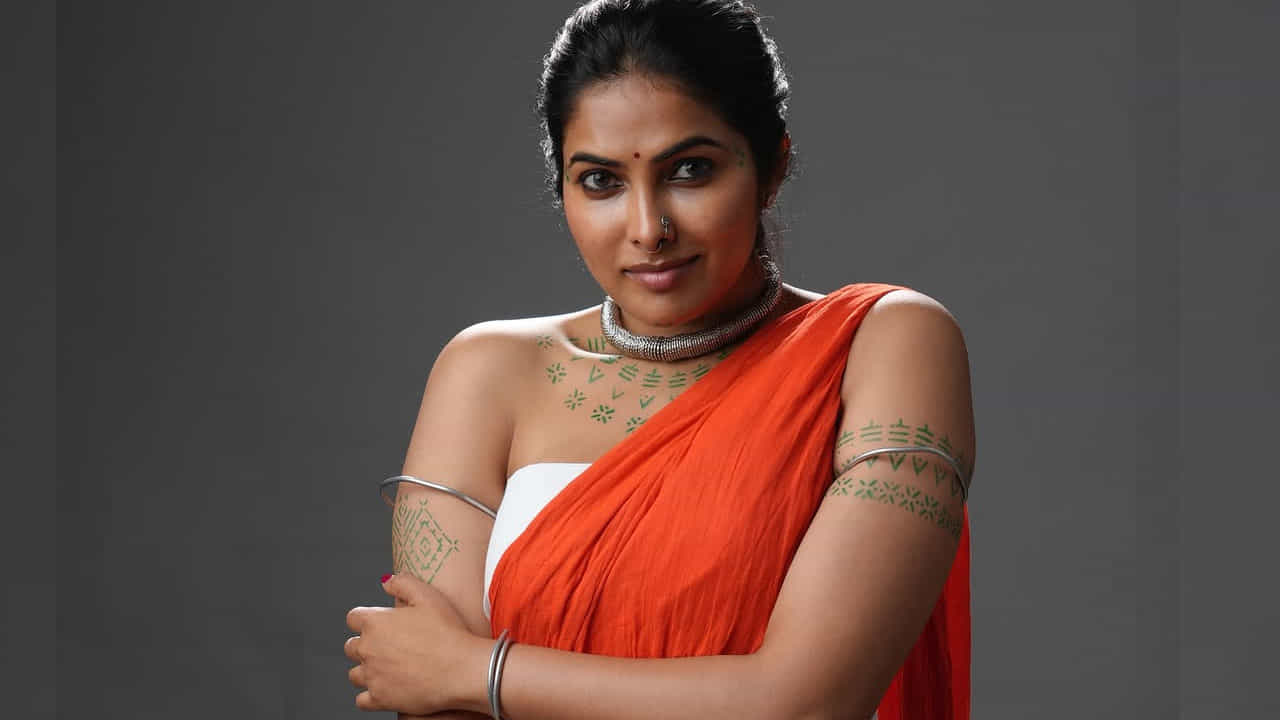ఇక ఎప్పుడూ యాక్టివ్గా ఉండే ఈ బ్యూటీ డిఫరెంట్ స్టైల్, డిఫరెంట్ లుక్తో ప్రేక్షకులను ఆకట్టుకుంటుంది. తాజాగా ఈ చిన్నది కోయ జాతి అమ్మాయిగా కనిపించి తన ఫ్యాన్స్కు షాకిచ్చింది. ప్రస్తుతం ఈ ఫొటోలు నెట్టింట్లో తెగ వైరల్ అవుతున్నాయి.