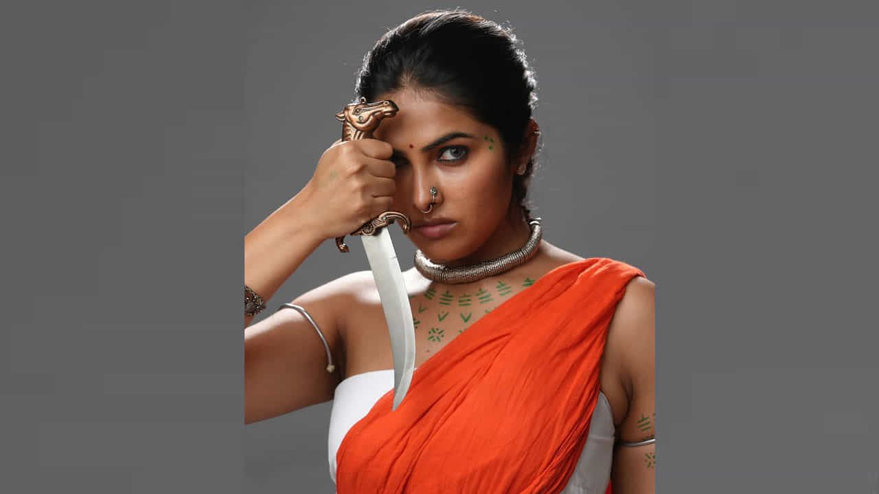 తర్వాత పలు సినిమాల్లో క్యారెక్టర్ ఆర్టిస్ట్గా చేసి తన గ్లామర్తో ఆకట్టుకుంది. ముఖ్యంగా ఈ అమ్మడు మహర్షిసినిమా ద్వారా వెండితెరకు పరిచయం అయ్యింది.