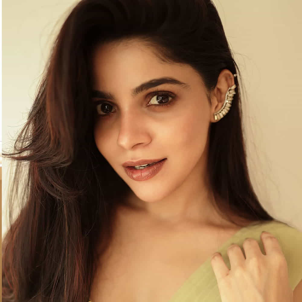 మరోవైపు సోషల్ మీడియాలో గ్లామర్ ఫోటోలతో అరాచకం సృష్టిస్తుంది హీరోయిన్. రెగ్యులర్ గా స్టన్నింగ్ ఫోటోస్ షేర్ చేస్తూ నెటిజన్లను ఆకట్టుకుంటుంది. తాజాగా చీరకట్టులో మోడ్రన్ లుక్ లో మతిపోగొట్టేస్తుంది. 
