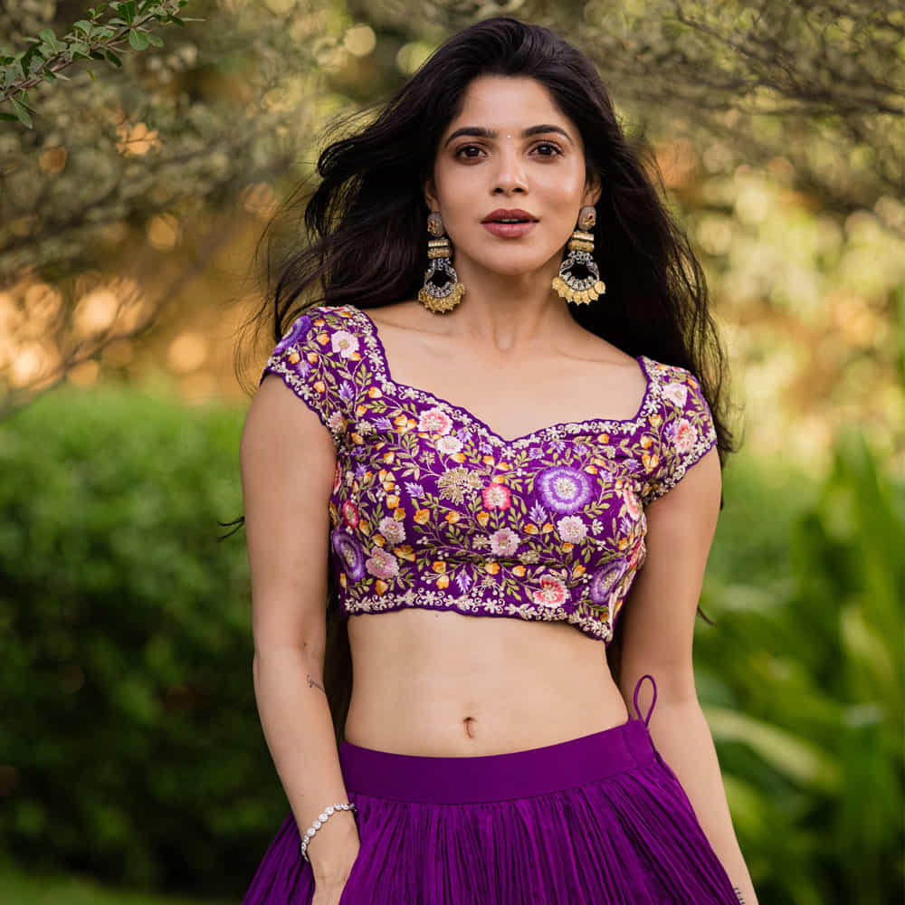 ఫస్ట్ మూవీతోనే ఈ అమ్మడు క్రేజ్ ఒక్కసారిగా మారిపోయింది. హీరో జీవీ ప్రకాష్ తో కలిసి రొమాంటిక్ సీన్లలో రెచ్చిపోయింది. అటు సోషల్ మీడియాలోనూ ఈ బ్యూటీకి ఉన్న ఫాలోయింగ్ చూస్తే మెంటలెక్కిపోద్ది.
