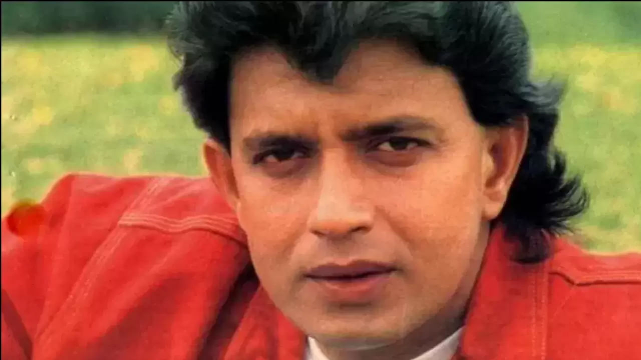 చాలా పేద కుటుంబంలో పుట్టిన ఈ హీరోగా ఎంట్రీ ఇచ్చి, తన నటనతో ఎంతో మందిని ఆకట్టుకున్నాడు . తర్వాత అనేక ఆస్తులు కూడా సంపాదించుకున్నాడు. అయితే ఈయనకు కుక్కలు అంటే చాలా ఇష్టం అంట.  అయితే తాజాగా ఈయన కోడలు తన మామ అయిన మిథున్ చక్రవర్తి గురించి ఇంట్రెస్టింగ్ విషయాలను తెలిపింది.