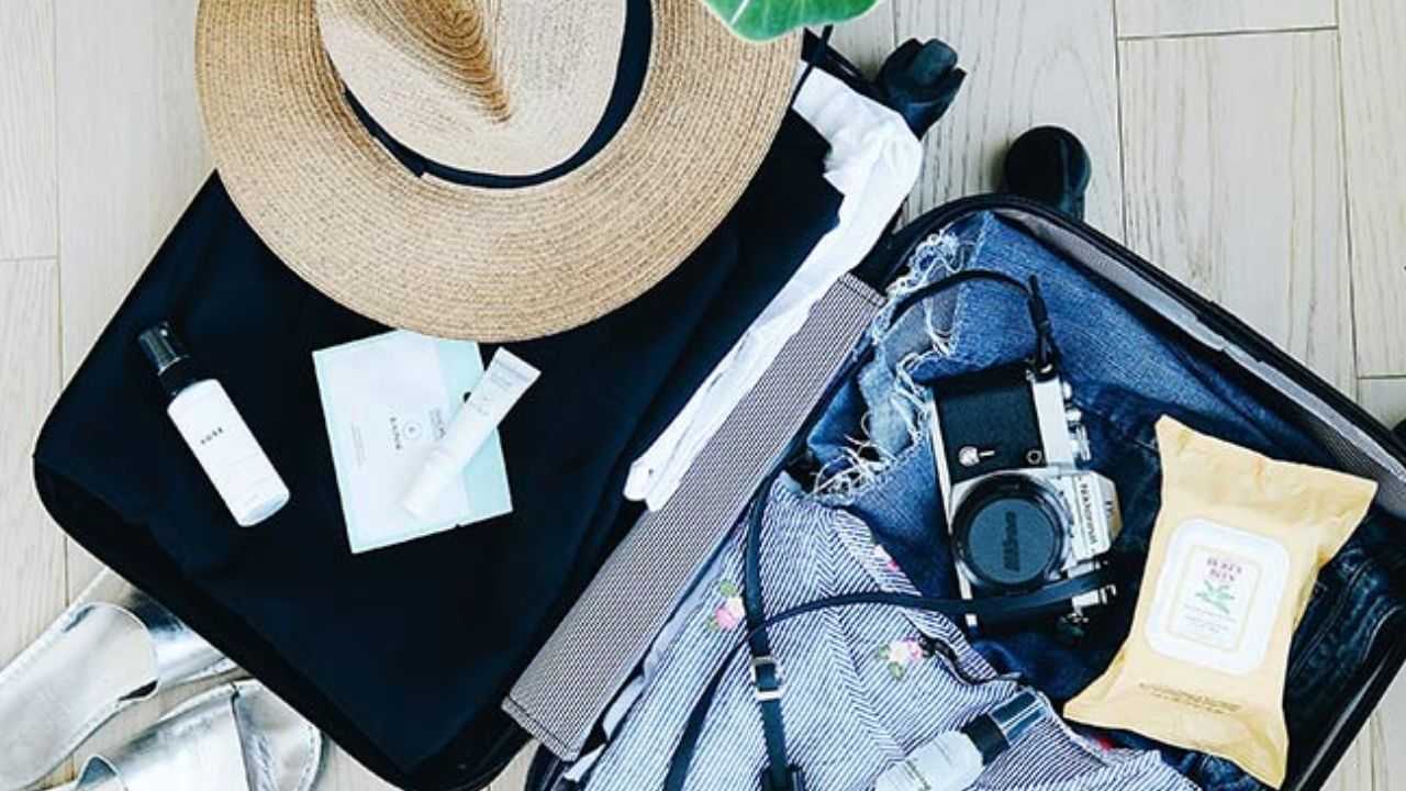 మీకు అవసరమైన వాటిని మాత్రమే ప్యాక్ చేయండి. అదనపు బూట్లు, గుంపు గుట్టలు వంటివి సర్దుకోవడం వల్ల మీ సామాను ఎక్కువ అవుతుంది. అనుకోని పరిస్థితులు వస్తే మీరు అక్కడే అవసరమైన వాటిని కొనుగోలు చేయవచ్చు.