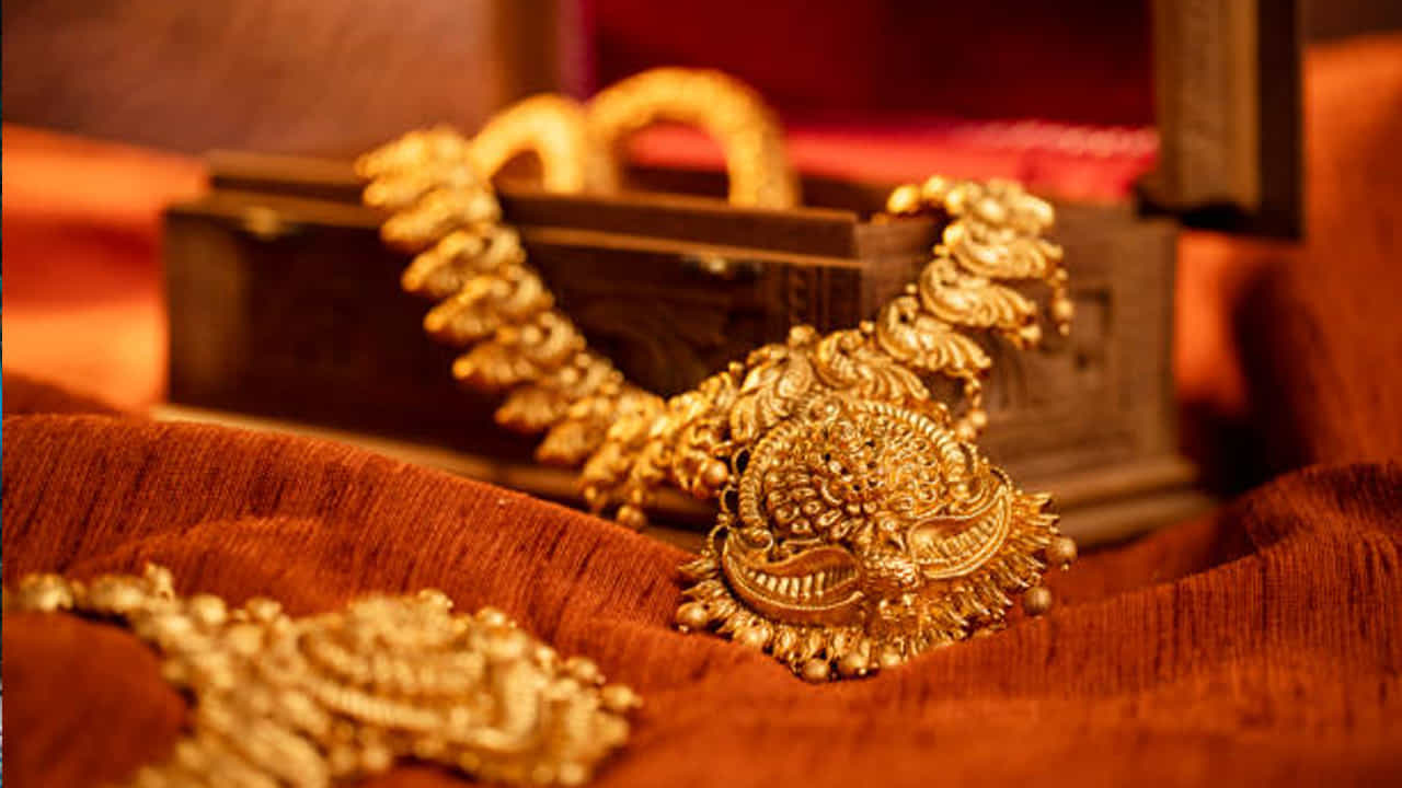 కలలకు అనేక అర్థాలు ఉన్నాయి. కొన్ని కలలు భవిష్యత్తులో జరిగే సంఘటనలకు ముందస్తు సూచనగా ఉంటాయని స్వప్న శాస్త్రంలో పేర్కొంది. కలల్లో ఒకరి బంగారు ఆభరణాలు కనిపిస్తే కూడా ఆ కలలకు రకరకాల అర్ధాలున్నాయి. బంగారు ఆభరణాలు కలలో కనిపిస్తే వాటి అర్థం.. ఈ రకమైన కలలకు రావడానికి గల కారణమేమిటో తెలుసుకుందాం.. కలలో బంగారు ఆభరణాలు కనిపించడానికి అనేక కారణాలు ఉన్నాయి. దీనిని అనేక రూపాలుగా తీసుకోవచ్చట. నేలపై పడి ఉన్న నగలు గురించి కలలు కన్నా లేదా నగలు కొని ధరించినట్లు కలలు కన్నా.. ఈ కలలకు అనేక అర్థాలు ఉన్నాయని స్వప్న శాస్త్రంలో పేర్కొంది.