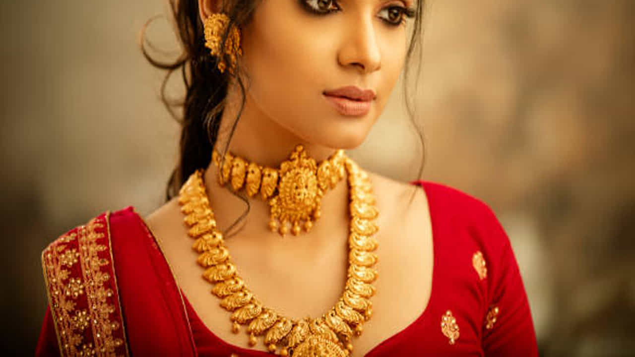బంగారు నగలు కొంటున్నట్లు కలగంటే: ఎవరైనా బంగారు ఆభరణాలు కొనాలని కలలుకంటున్నట్లయినా, కొనాలనుకున్నట్లు భావిస్తున్నా అది మీకు శుభసూచకం. స్వప్న శాస్త్రం ప్రకారం ఇలాంటి కల వస్తే.. త్వరలో అదృష్టం మీ సొంతం అవుతుందని అర్ధం. దీనితో పాటు జీవితంలో గొప్ప విజయం సాధించానున్నారని అర్ధమట.