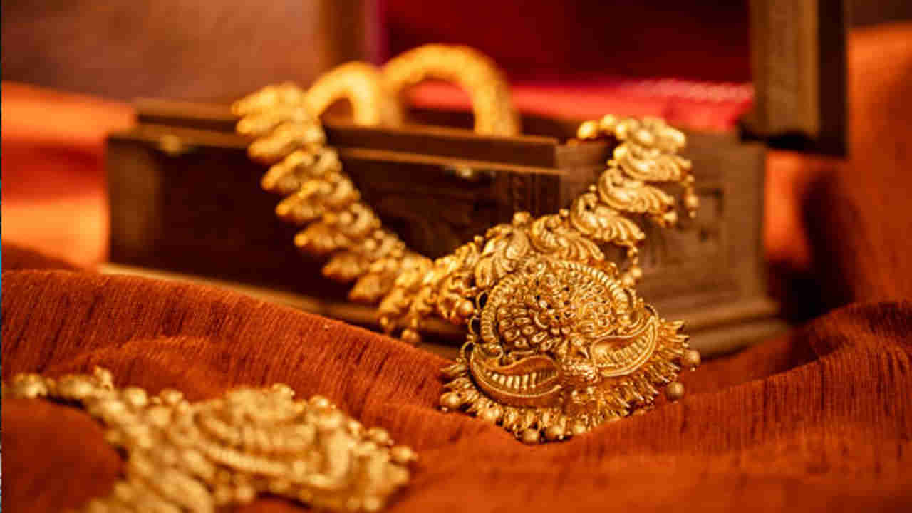 Gold Price Today: హోళీ వేళ షాకిచ్చిన బంగారం ధరలు.. హైదరాబాద్‏లో తులం రేట్ ఎంత ఉందంటే..