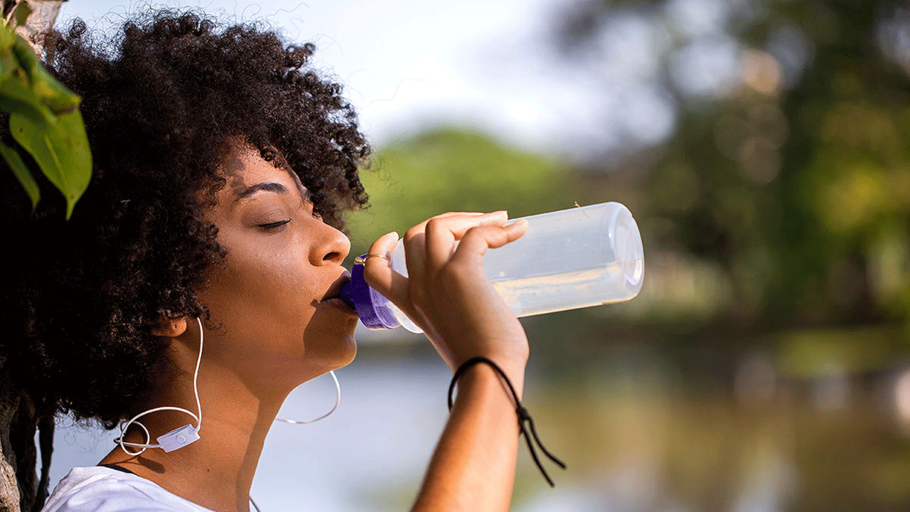ఇవన్నీ కాకుండా నదులు, చెరువులు, సరస్సులు, బావుల నుంచి వచ్చే నీరు త్రాగడానికి శుభ్రంగా ఉంటుంది. వేసవి కాలం కాబట్టి కొన్ని ప్రాంతాల్లో నీరు దొరకకపోవచ్చు. అలాంటి సందర్భాలలో మట్టి కుండలు లేదా మట్టి సీసాలలో నిల్వ చేసిన నీటిని తాగవచ్చు. కుండలలో లేదా మట్టి పాత్రలలో నిల్వ చేసిన నీరు కూడా ఒక రోజు మాత్రమే తాగడానికి అనుకూలంగా ఉంటుంది. మరుసటి రోజు వాటిని తొలగించి కొత్త నీటితో నింపాలి.