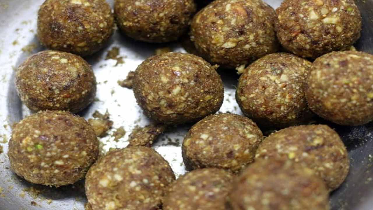 జుట్టు బాగా రాలిపోతుందా..? కేశసౌందర్యం కోసం ఈ లడ్డు తప్పకుండా తినండి