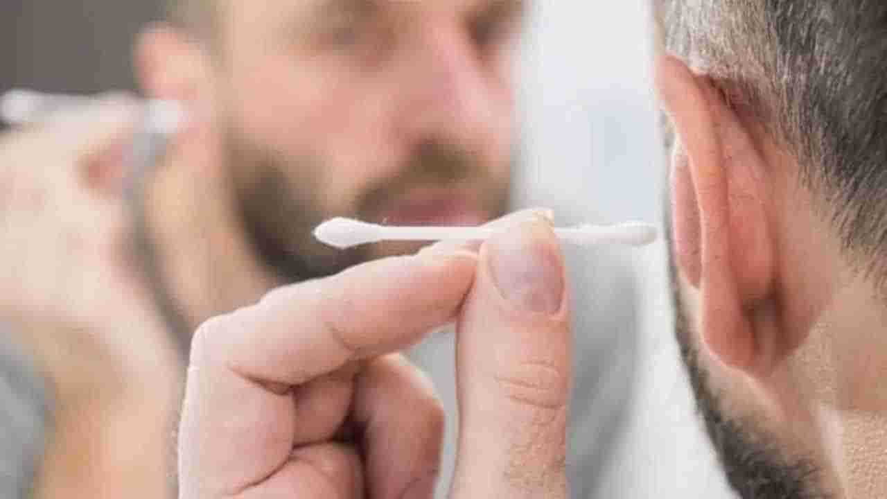 Home Remedies: చెవిలో గులిమి ఇయర్ బర్డ్స్‌తో శుభ్రం చేస్తున్నారా? జాగ్రత్త అసలుకే ఎసరు..