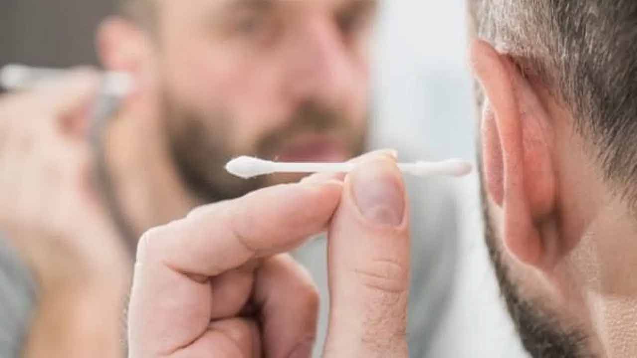 Home Remedies: చెవిలో గులిమి ఇయర్ బర్డ్స్‌తో శుభ్రం చేస్తున్నారా? జాగ్రత్త అసలుకే ఎసరు..