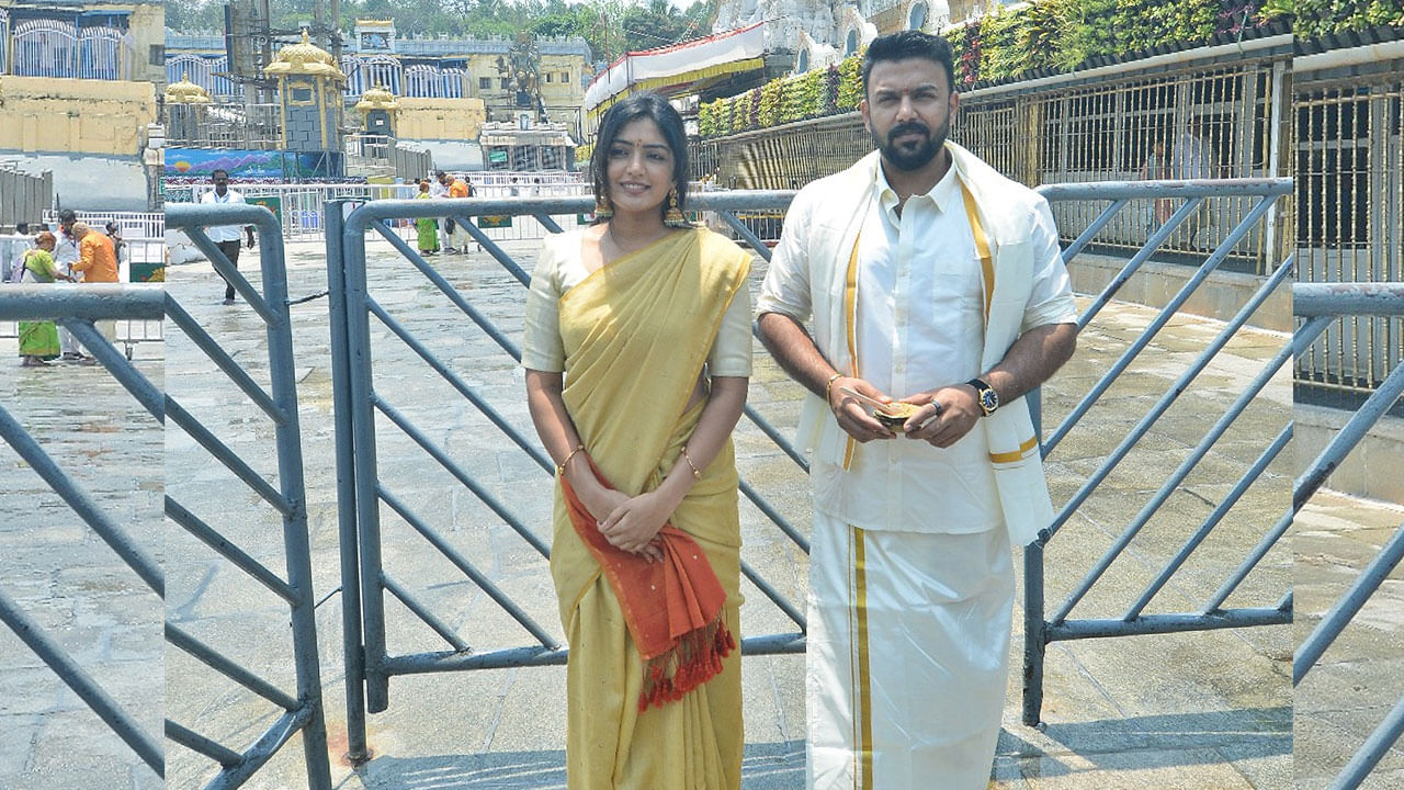 ప్రస్తుతం ఈ ఫొటోలు సోషల్ మీడియాలో తెగ వైరల్ అవుతున్నాయి.ఇందులో ఈషా రెబ్బా చాలా సాంప్రదాయం కనిపించి అందరినీ ఆకట్టుకుంది.