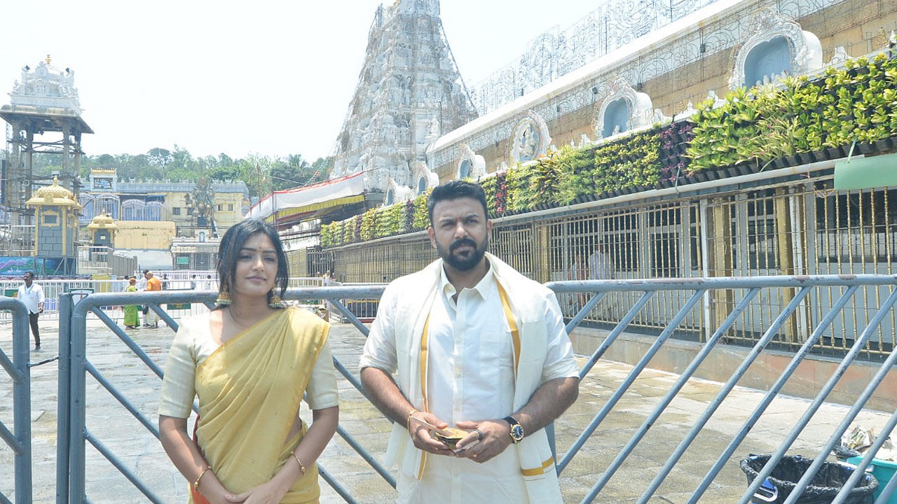  బంగారు రంగు చీరలో సింపుల్ లుక్‌లో చూడటానికి చాలా అందంగా కనిపించింది. దీంతో బంగారు చీరలో బంగారంలో మెరిసిపోతున్నావు అంటూ కామెంట్స్ చేస్తున్నారు ఈ అమ్మడు ఫ్యాన్స్.