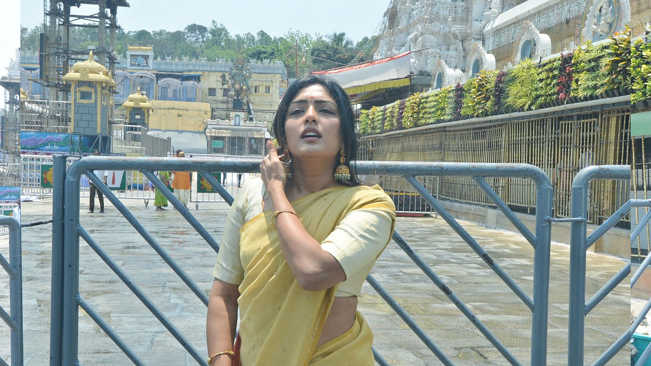 తెలుగు బ్యూటీ, ఈషా రెబ్బ గురించి ప్రత్యేకంగా చెప్పాల్సిన పని లేదు. అందం, అభినయం ఈ ముద్దుగుమ్మ సొంతం. వరంగల్‌లో జన్మించిన ఈ అమ్మడు, ఎంబీఏ చేసి మోడలింగ్‌లోకి అడుగు పెట్టింది. లైఫ్ ఈజ్ బ్యూటిఫుల్ సినిమాలో చిన్న పాత్రలో మెరిసి, అంతకు ముందు, ఆ తర్వాత అనే సినిమా ద్వారా టాలీవుడ్ సిల్వర్ స్క్రీన్‌పైకి హీరోయిన్‌గా ఎంట్రీ ఇచ్చింది. 