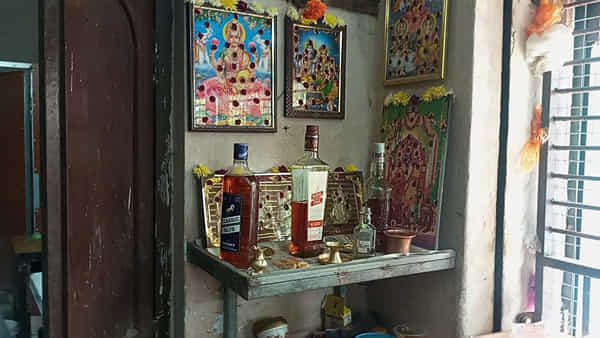 Andhra Pradesh: మద్యం దుకాణంలో విచిత్ర పూజ.. భగవంతునికి మద్యం బాటిళ్లు నైవేద్యం.. ఎక్కడంటే..