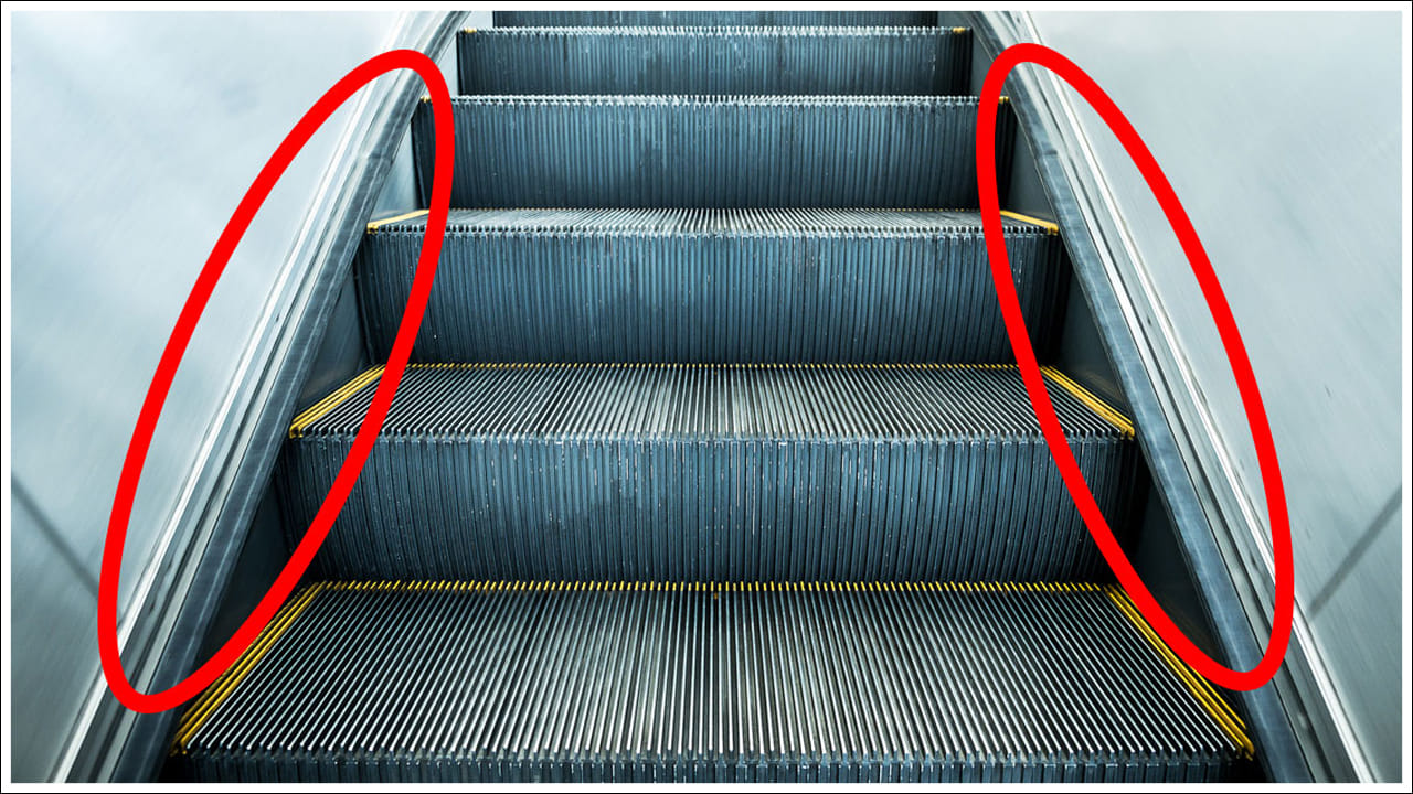 రీడర్స్ డైజెస్ట్ నివేదిక ప్రకారం.. ఎస్కలేటర్ పసుపు అంచుకు సమీపంలో బ్రష్‌లు ఉంటాయి. ఈ పసుపు రంగు అంటే ఎస్కలేటర్ ఎక్కేటప్పుడు, మీ పాదాలను ఈ గుర్తుకు దూరంగా ఉంచండి. రెండు వైపులా ఉన్న బ్రష్ మన బట్టలు, ఇతర సన్నని వస్తువులు ఎస్కలేటర్‌లో చిక్కుకోకుండా నిరోధిస్తుంది. అందుకే వీటిని ఏర్పాటు చేస్తారు.