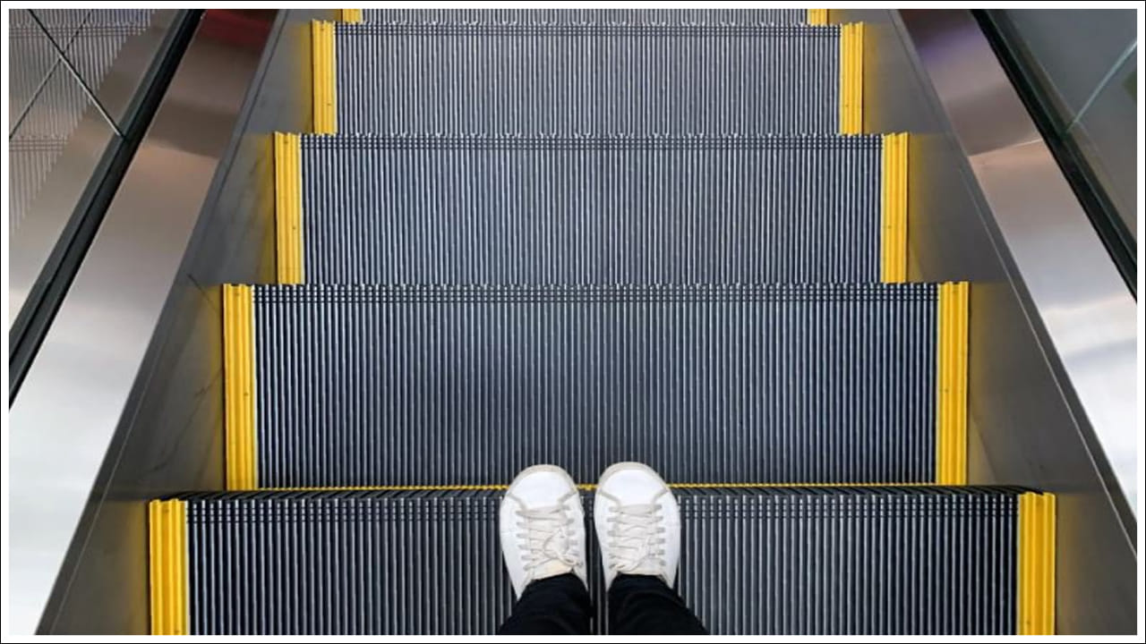 ఎస్కలేటర్లలో బట్టలు ఇరుక్కుపోవడం వల్ల ప్రజలు గాయపడిన సంఘటనలు దేశంలో చాలా ఉన్నాయి. అందువల్ల మీరు ఎస్కలేటర్‌ను ఉపయోగించినప్పుడు బూట్లు, ఇతర వాటిని పసుపు గుర్తుకు దూరంగా ఉంచాలని గుర్తుంచుకోండి.