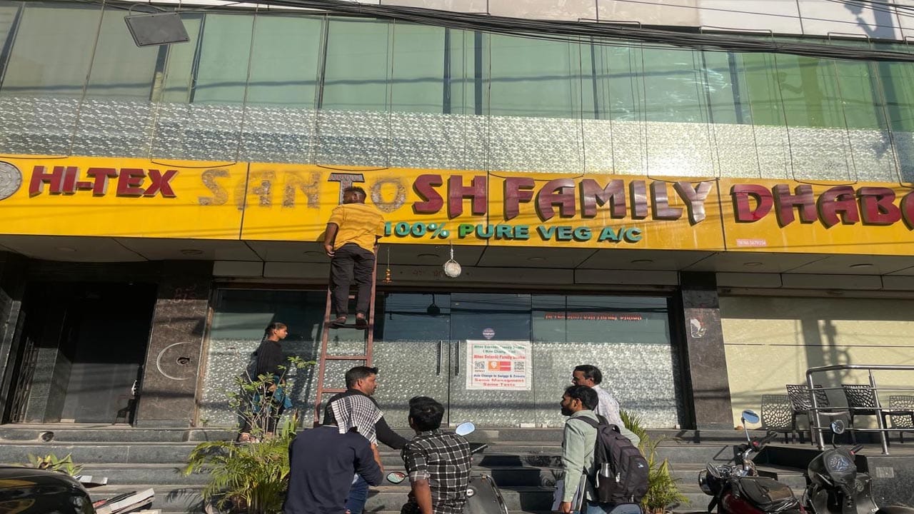 తోకలు తగిలించి భోజన ప్రియులను దోచేస్తున్నారు.. సంతోష్ దాబా కోర్టుకి వెళ్లడంతో..!