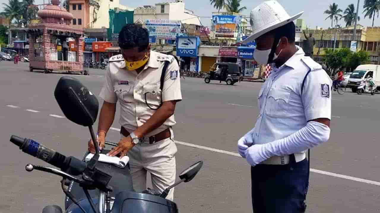 Andhra Pradesh: రోడ్డుపై ఎస్సై యవ్వారాలు.. ఎందుకో అనుమానం వచ్చి చెక్‌ చేయగా..!