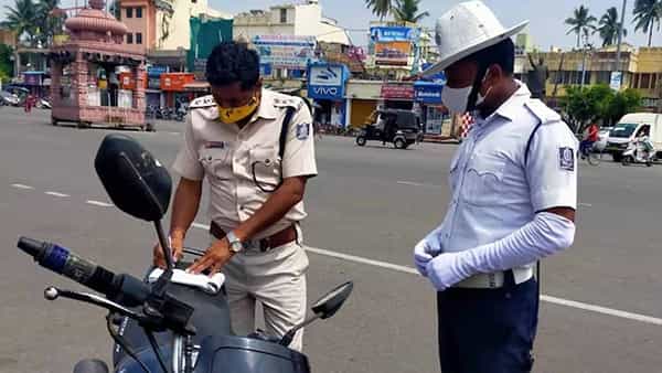 Andhra Pradesh: రోడ్డుపై ఎస్సై యవ్వారాలు.. ఎందుకో అనుమానం వచ్చి చెక్ చేయగా..!