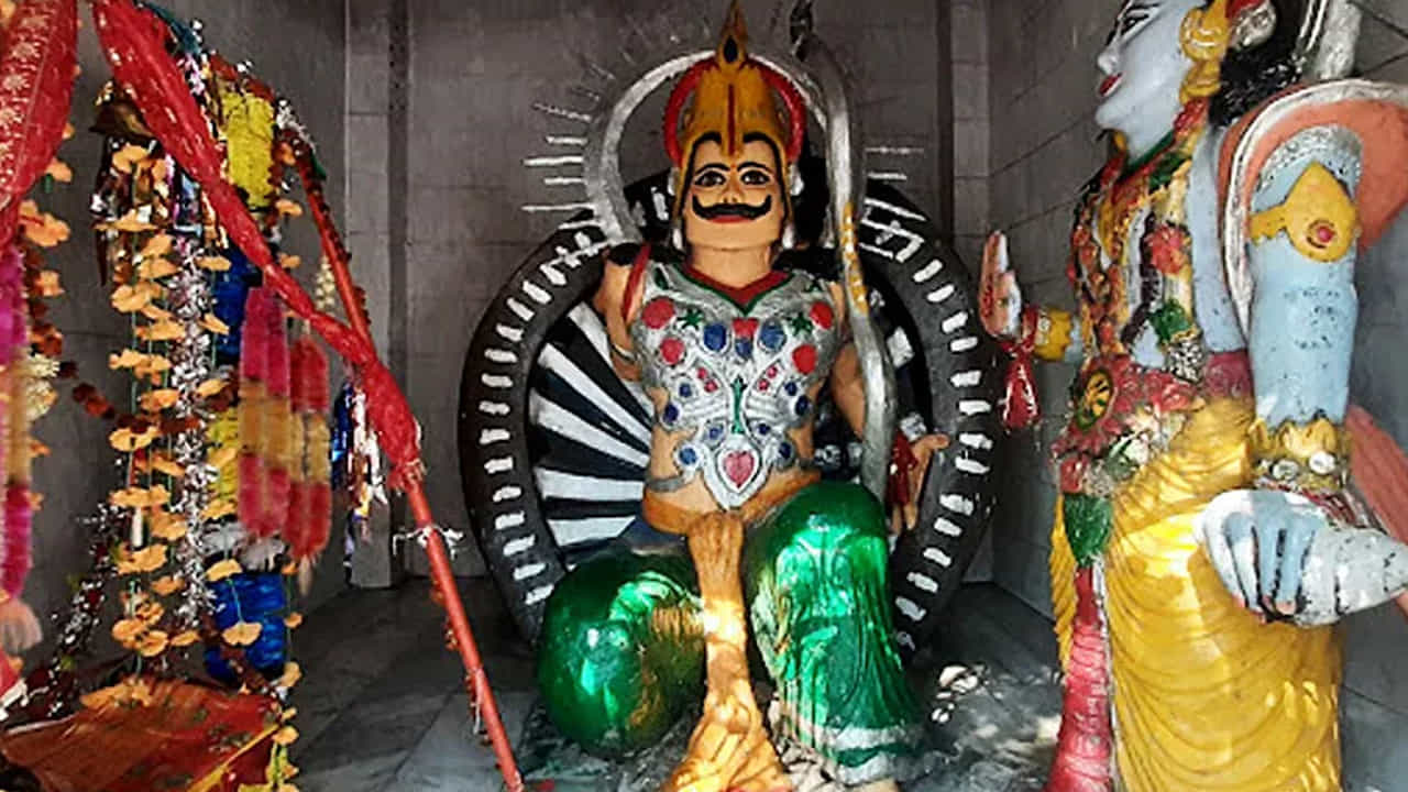 కర్ణుడి ఆలయం: కుంతీ సుర్యుడుకి జన్మించిన కర్ణుడు మహా భారతంలో చాలా ముఖ్యమైన వ్యక్తి. దాన వీర శూర కర్ణగా ప్రఖ్యాతిగాంచిన కర్ణుడికి ఓ ఆలయం ఉంది. మహాభారత కాలానికి సాక్షిగా ఉన్న ఈ ఆలయం యుపిలోని మీరట్ నగరానికి సమీపంలో ఉంది. ఆలయం లోపల ఒక పురాతన శివలింగం కూడా ఉంది. ఈ శివలింగానికి నీరు సమర్పిస్తే ఆగిన పనులు పూర్తవుతాయని నమ్ముతారు. ఈ శివలింగ దర్శనం చేసుకోవడానికి చాలా మంది ఇక్కడికి వస్తారు. ఈ శివలింగాన్ని కర్ణుడు స్వయంగా ప్రతిష్టించాడని పురాణాల ద్వారా తెలుస్తుంది. అందుకే ఈ ఆలయం హిందువుల విశ్వాస కేంద్రంగా ఉంది.