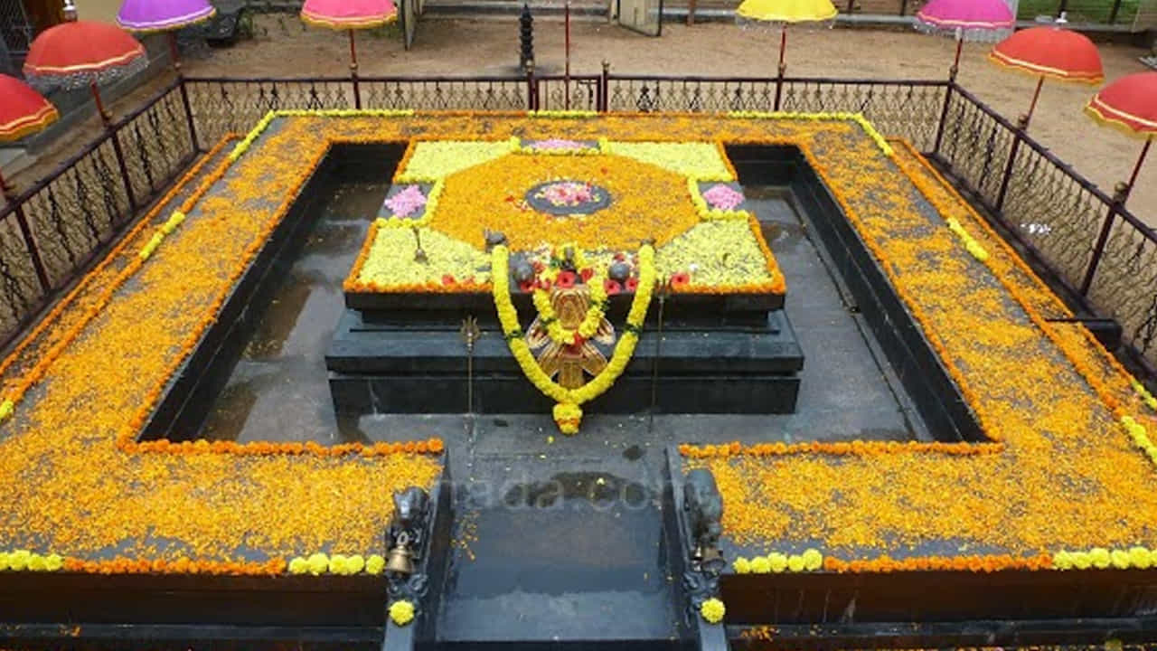 దుర్యోధన ఆలయం: దృతరాష్ట్రుడికి గాంధారికి 100 మంది కుమారులు, ఒక కుమార్తె ఉన్నారు. ఈ కౌరవులలో ప్రధముడు దుర్యోధనుడు. కౌరవ రాజవంశానికి చెందిన దుర్యోధనుడికి కూడా మన దేశంలో ఆలయం ఉంది. కేరళలోని కొల్లంలో శకుని ఆలయానికి సమీపంలో దుర్యోధనుడి ఆలయం నిర్మించబడింది. ఈ ఆలయం దేశంలో దుర్యోధనుని ఏకైక ఆలయం. ఈ ఆలయంపై కూడా ప్రజలకు పూర్తి విశ్వాసం ఉం. శకుని ఆలయాన్ని సందర్శించే వారు ఖచ్చితంగా ఈ దుర్యోధనుడి ఆలయాన్ని సందర్శిస్తారు.