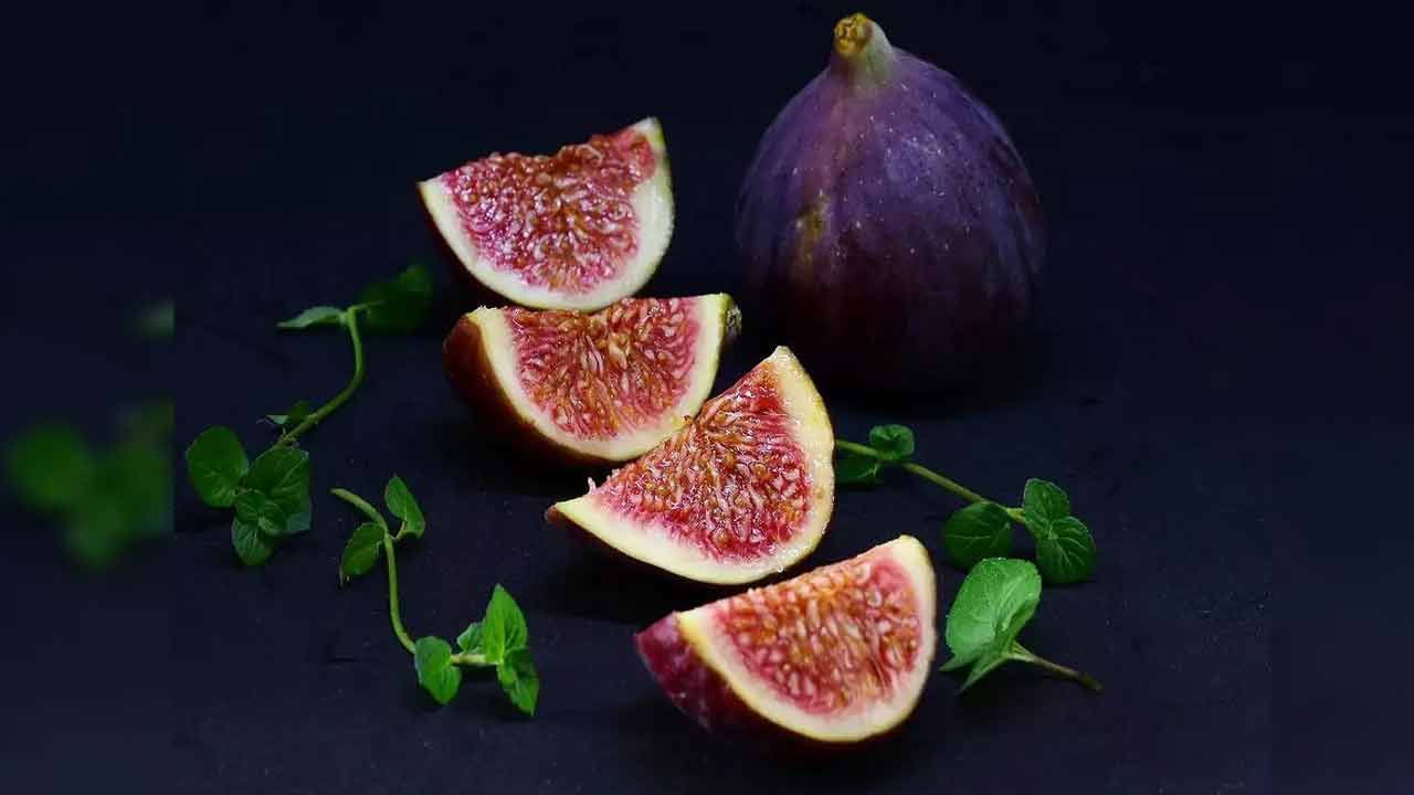 అంజీర్ పండ్లలో ఫైబర్ పుష్కలంగా ఉంటుంది. కాబట్టి, గ్యాస్ట్రిక్ సమస్యలు ఉన్నవారికి ఇది హానికరం కావచ్చు. ఇప్పటికే గ్యాస్ సమస్య, ఉబ్బరం లేదా మలబద్ధకంతో బాధపడుతున్న వ్యక్తులు అంజీర్‌ పండ్లను తీసుకోకపోవడమే మంచిది. లేదంటే అపానవాయువు, వాపు సంభవించవచ్చు. అంతేకాకుండా మలబద్ధక సమస్య మరింత తీవ్రం కావచ్చు అంటున్నారు. 