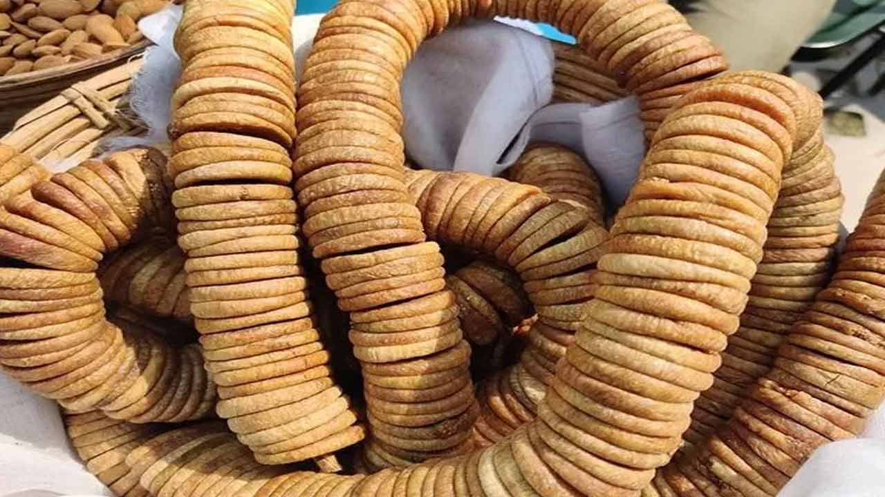 బరువు తగ్గాలని ప్రయత్నిస్తున్న వారు అంజీర్‌ పండ్లకు దూరంగా ఉండటమే మంచిది. ఎందుకంటే వీటిలో చక్కెర శాతం ఎక్కువగా ఉంటుంది. దీంతో.. మీరు బరువు తగ్గకపోగా.. పెరిగే ప్రమాదముంది. అందుకే వెయిట్ లాస్ జర్నీలో అంజీర్‌ పండ్లను దూరంగా పెట్టాలంటున్నారు ఆరోగ్య నిపుణులు. 