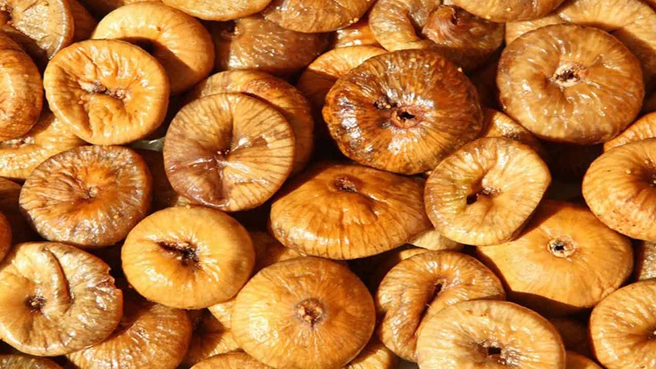 అంజీర్‌ పండ్లను అతిగా తినడం వల్ల తీవ్ర దుష్ప్రభావాలు కలుగుతాయని ఆరోగ్య నిపుణులు చెబుతున్నారు. అంజీర్ పండ్లలో కాల్షియం, పొటాషియం, రాగి, భాస్వరం, మాంగనీస్ వంటి అనేక పోషకాలు ఉన్నాయి. ఇవి ఆరోగ్యానికి అనేక విధాలుగా మేలు చేస్తాయి. కానీ, అలెర్జీ సమస్యలు ఉన్నవారికి అంజీర్ పండ్లను తినడం హానికరం. అలెర్జీలు ఉన్నవారు అంజీర్ పండ్లను తినేటప్పుడు దురద, దద్దుర్లు పెరగవచ్చు.