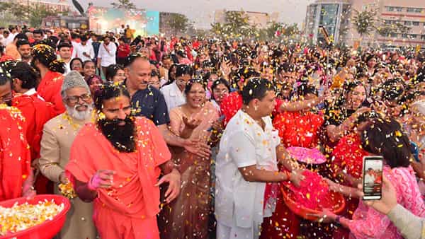 హోలీ వేళ ప్రత్యేకత చాటుకున్న పతంజలి.. వసంతి నవస్సాయేష్టి పూల యజ్ఞం నిర్వహించిన యోగా గురు రామ్దేవ్