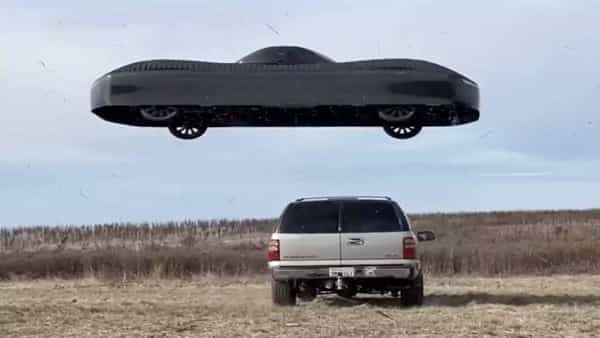 Flying Car Video Viral: హమ్మయ్యా.. ఇకపై ట్రాఫిక్ కష్టాలు తీరినట్టే.. గాల్లో ఎగిరే కారు వచ్చేసిందోచ్..!
