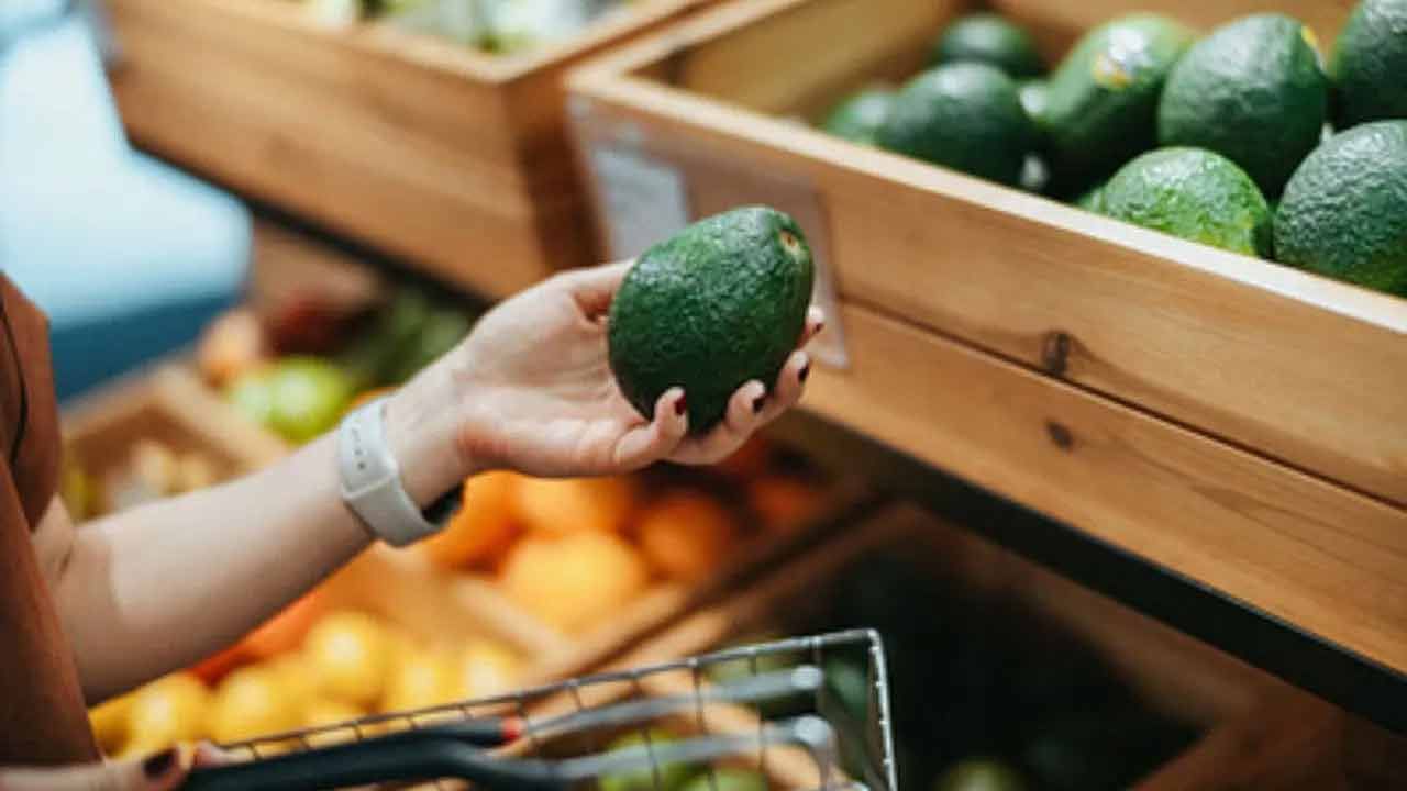 పండ్లు తినడానికి ఒక పద్ధతి ఉంది. అలా కాకుండా ఎలాపడితే అలా తినేస్తే మంచికి బదులు శరీరానికి హాని కలిగించే అవకాశమే ఎక్కువగా ఉంటుంది. ఎల్లప్పుడు భోజనం తిన్న తర్వాత మాత్రమే పండ్లు తినాలని నిపుణులు అంటున్నారు. వాస్తవానికి ఇది నిజం కాదు. ఆయుర్వేదం ప్రకారం సరైన నియమాలను పాటించకుండా పండ్లు తినడం ఒంట్లో విషపూరితంగా మారవచ్చని ఆయుర్వేదం చెబుతోంది. అలాగే వివిధ ఆరోగ్య సమస్యలు కూడా తలెత్తుతాయి. ఆయుర్వేదం ప్రకారం పండ్లు ఎప్పుడూ తినాలో ఇక్కడ తెలుసుకుందాం..