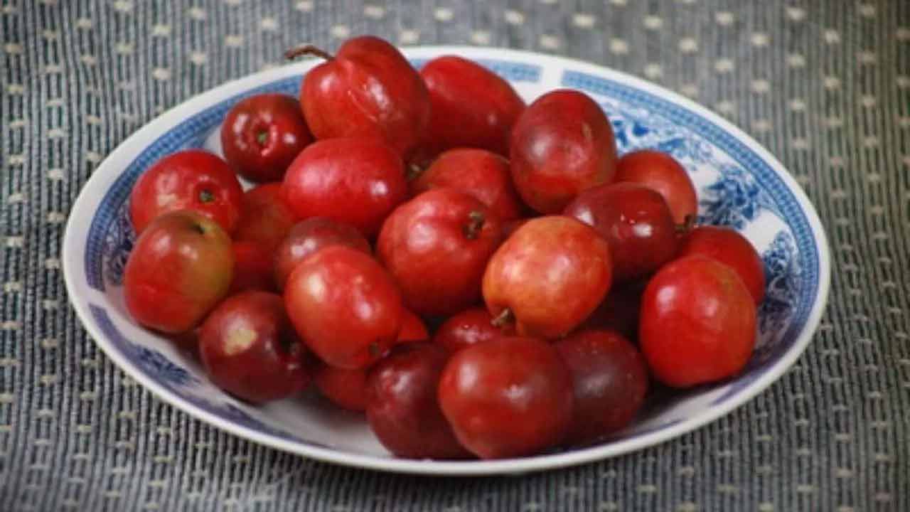 ఆహారంతో పాటు పండ్లు తినడం వల్ల తలనొప్పి వంటి సమస్యలు వస్తాయి. పండ్లలో ఉండే ఆమ్లం, చక్కెర తలనొప్పికి కారణమవుతాయి. సిట్రస్ పండ్లలో ఆక్టోపమైన్ ఉంటుంది. ఇది తలనొప్పికి కారణమవుతుంది. మీకు మైగ్రేన్ సమస్య ఉంటే, సిట్రస్ పండ్లు, అవకాడోలు, రాస్ప్బెర్రీస్, రేగు పండ్లు, అత్తి పండ్లు, డ్రై ఫ్రూట్స్‌ తినకపోవడమే మంచిది. 