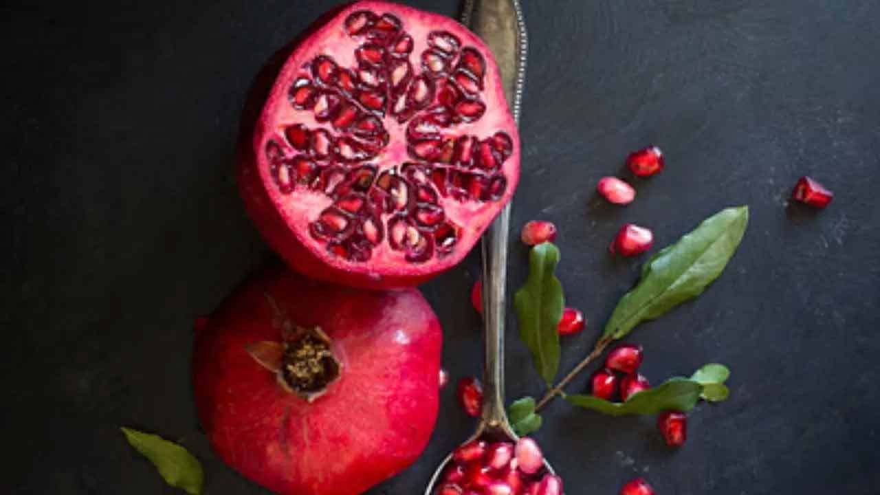 భోజనం తర్వాత పండ్లు తినడం వల్ల శరీరంలో విష పదార్థాలు పేరుకుపోతాయి. దీనివల్ల గ్యాస్, ఆమ్లత్వం, అజీర్ణం, మలబద్ధకం వంటి అనేక ఆరోగ్య సంబంధిత సమస్యలు తలెత్తుతాయి. శరీరంలో పేరుకుపోయిన టాక్సిన్ల ప్రభావాలు చర్మంపై కూడా కనిపిస్తాయి.