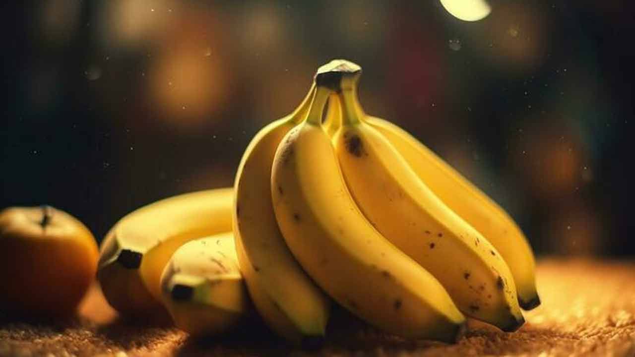 పండ్లలో ఉండే ఫైబర్ పోషకాల శోషణకు ఆటంకం కలిగిస్తుంది. భోజనం చేసిన వెంటనే పండ్లు తినడం వల్ల శరీరంలో పోషకాల శోషణ తగ్గుతుంది. ఫలితంగా, ఆహారంలోని పోషక విలువలు కోల్పోతాయి. ఆహారంతో పాటు లేదా కడుపు నిండా పండ్లు తినడం వల్ల కూడా జీర్ణ సమస్యలు వస్తాయి. భోజనం తర్వాత పండ్లు తినడం వల్ల జీర్ణక్రియ తగ్గుతుంది. ఇది జీర్ణవ్యవస్థపై ఒత్తిడిని కలిగిస్తుంది. ఆహారాన్ని జీర్ణం చేయడం కష్టతరం చేస్తుంది.