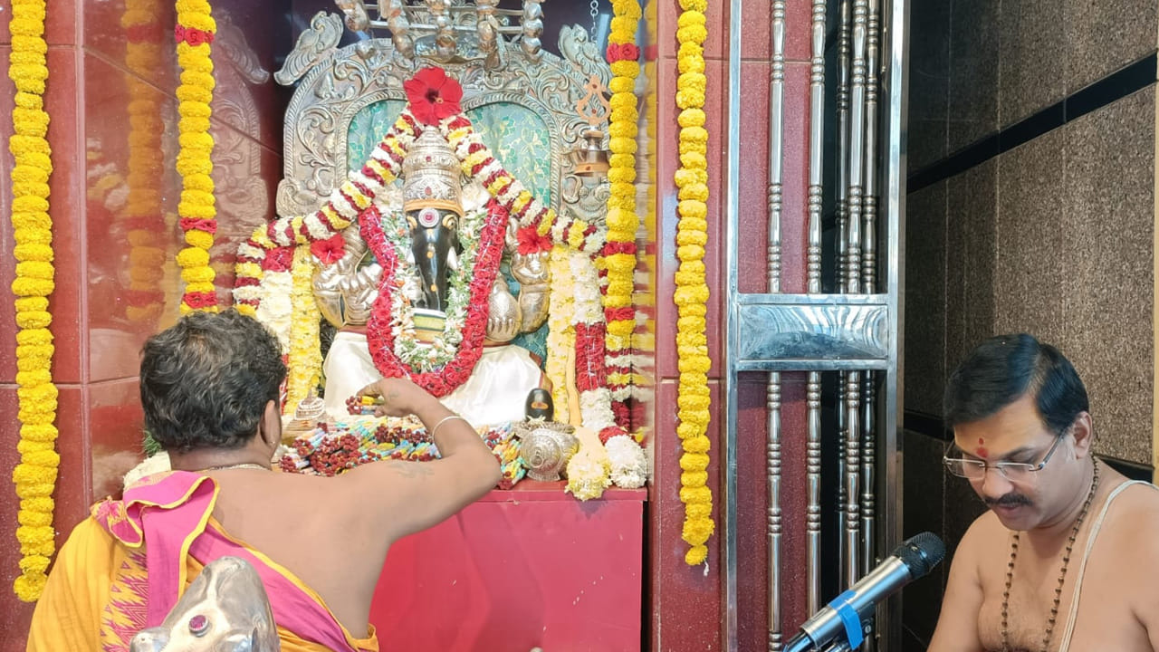 ముందుగా స్వామివారి సుప్రభాత సేవ అనంతరం అభిషేకాలు, పూజలు నిర్వహించారు. గురువారం సాయంత్రం గణపతి హోమాన్ని నిర్వహించి పూజలు చేశారు. అలా పూజ చేసిన పెన్నుతో పరీక్షలు రాసిన విద్యార్థి తప్పక పరీక్ష పాస్ కావడమే కాదు, మంచి మార్కులు కూడా వస్తాయని విద్యార్థులు, పలువురు తల్లిదండ్రులు నమ్మకం. ఈ ఆనవాయితీని 2005 నుండి విజయ గణపతి ఆలయంలో నిర్వహిస్తూ వస్తున్నారు. 